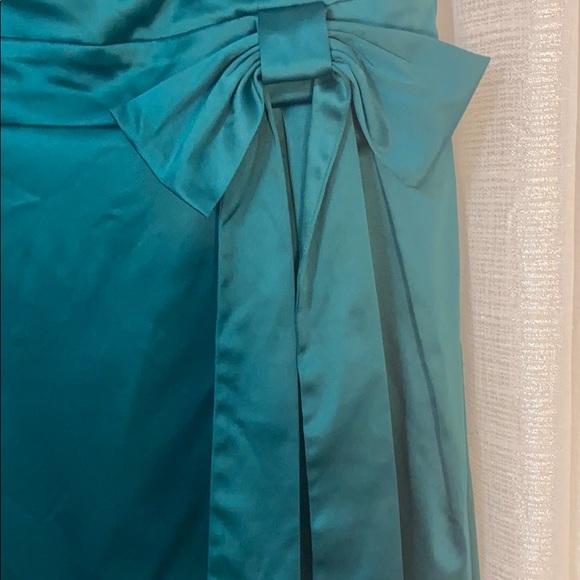 Green satin dress - Picture 2 of 3